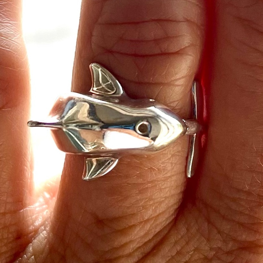 Sterling Silver Dolphin Ring. Approx size  7 1/4. In excellent condition.